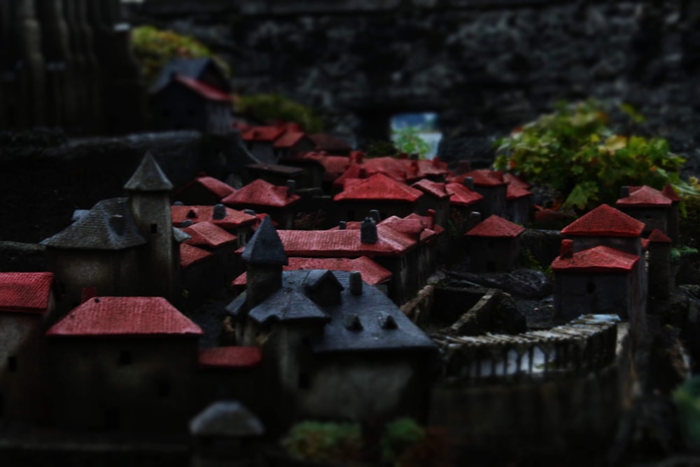 a bunch of houses that are sitting in the grass