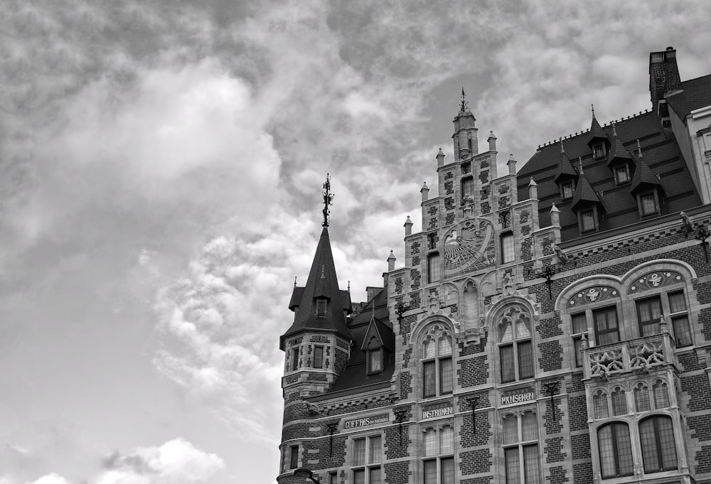 Una foto en blanco y negro de un edificio con una torre de reloj