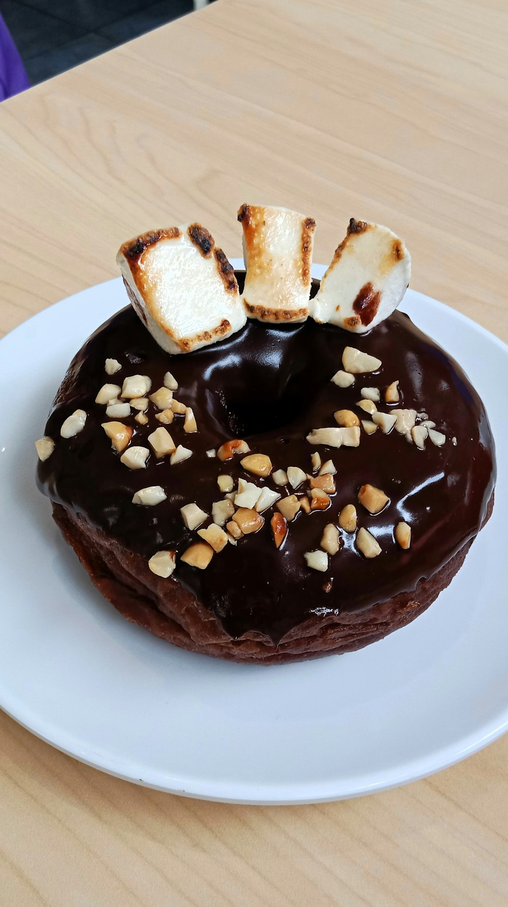 una rosquilla de chocolate con malvaviscos encima