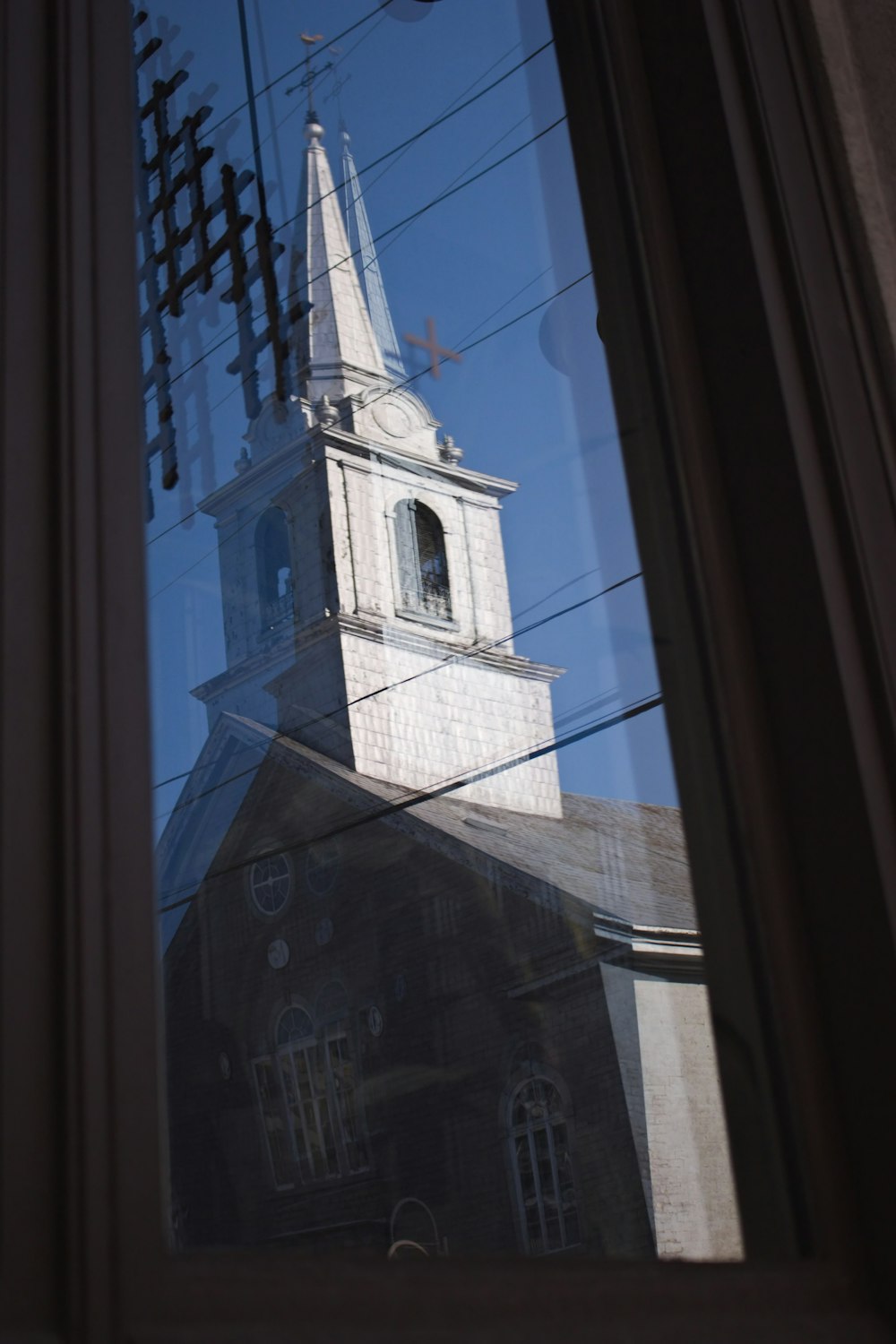 un riflesso di una chiesa in una finestra