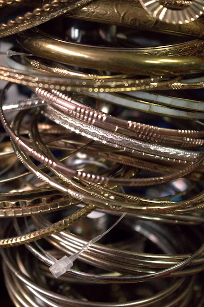 a close up of a bunch of nickel objects