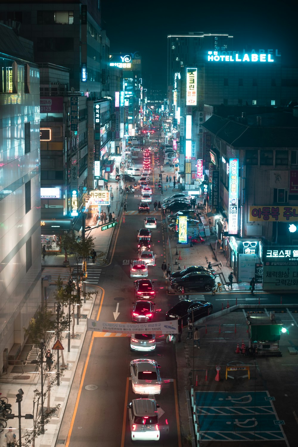 Una calle de la ciudad llena de mucho tráfico por la noche