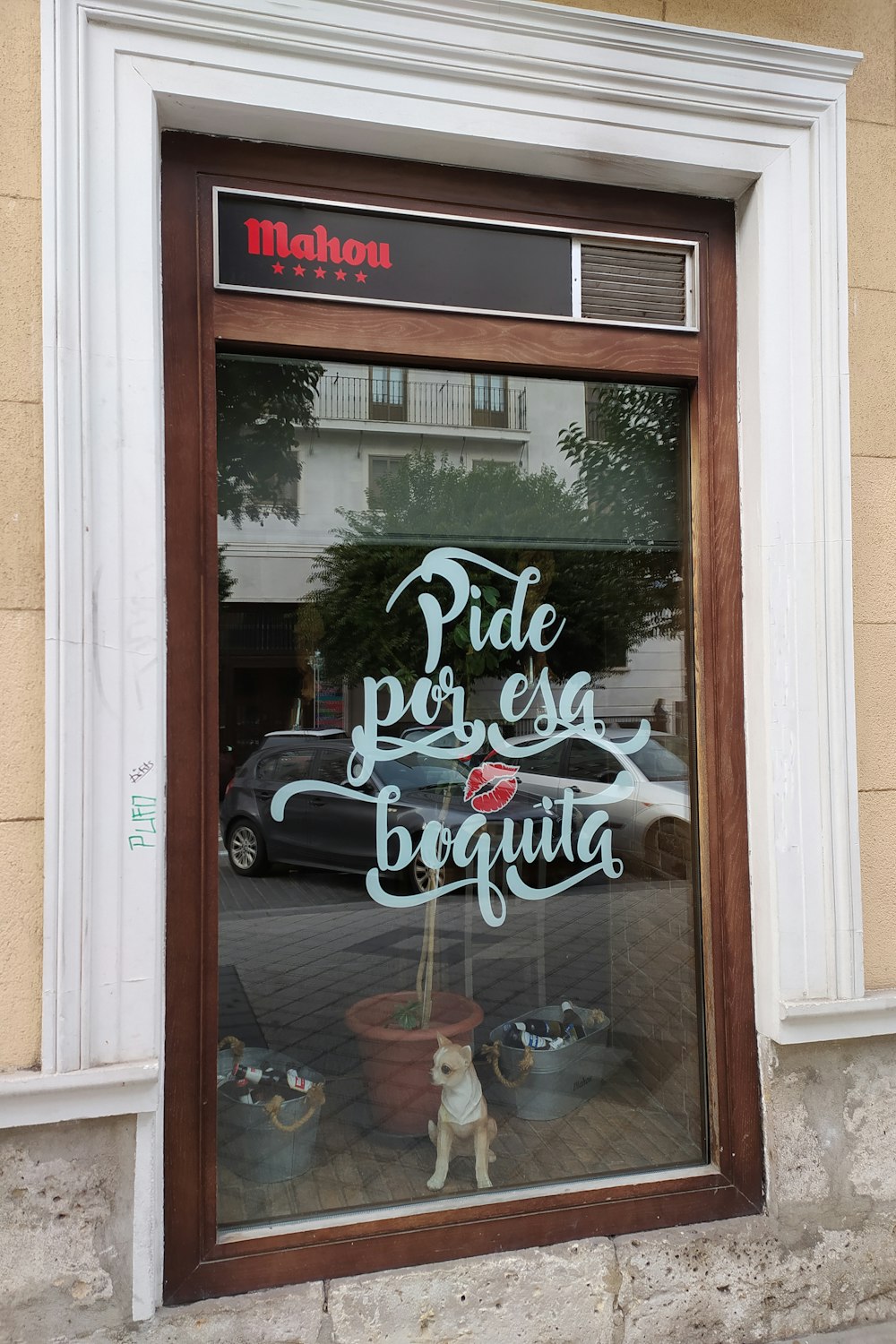 a window with a sign that says pride por eso baguita