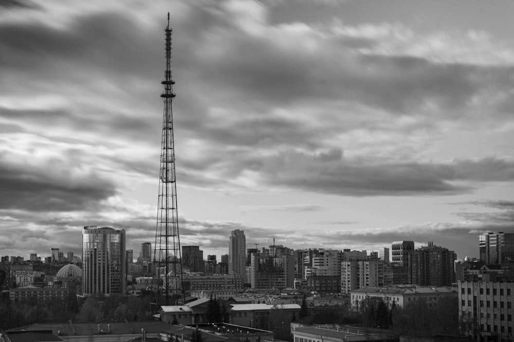 a black and white photo of a city skyline