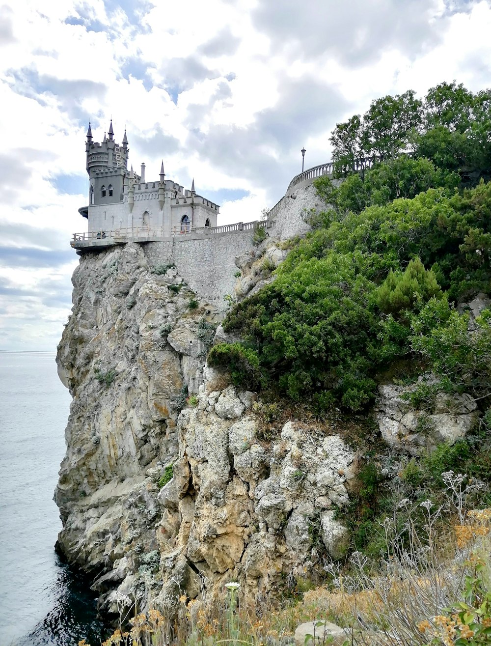 Ein Schloss auf einer Klippe mit Blick auf den Ozean