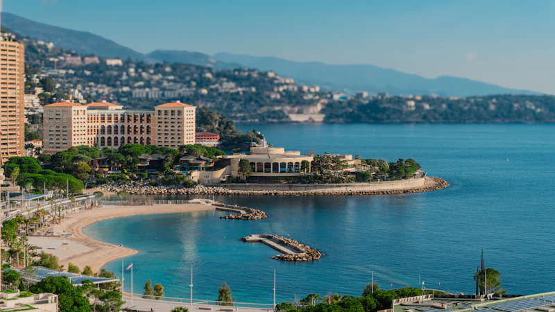 Monaco vue du port Hercule et rocher