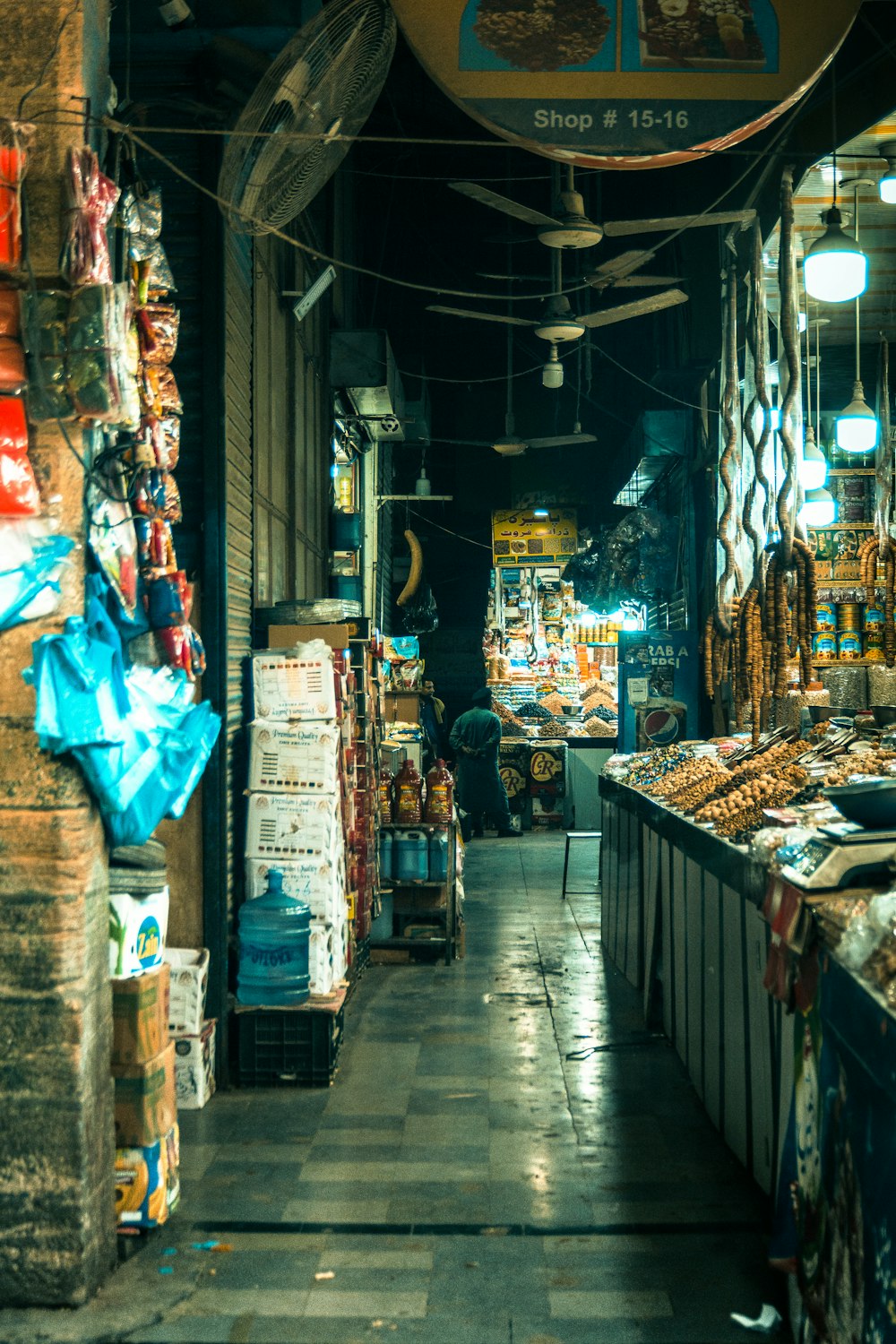 Ein Markt mit vielen Lebensmitteln, die angeboten werden