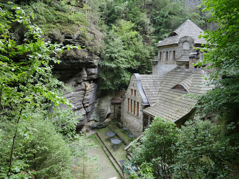 Una casa en medio de un bosque