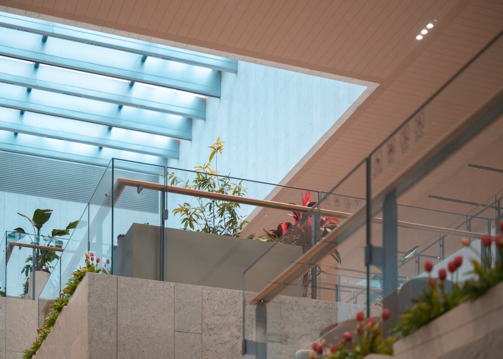 une jardinière remplie de fleurs assise sur le côté d’un bâtiment