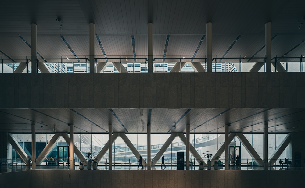 Un très grand bâtiment avec beaucoup de fenêtres