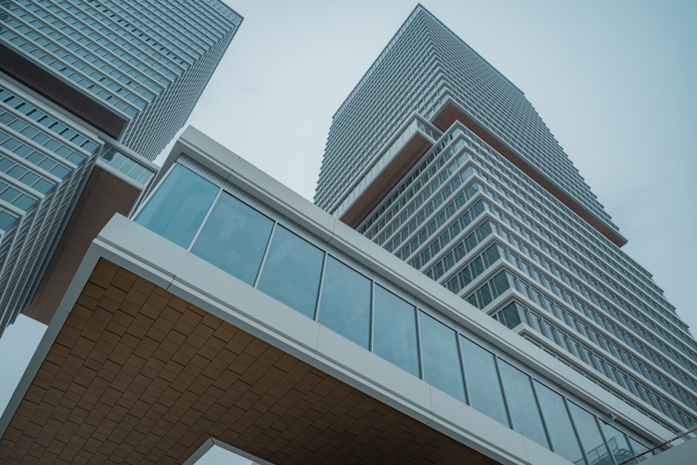 Un edificio muy alto sentado al lado de un edificio muy alto