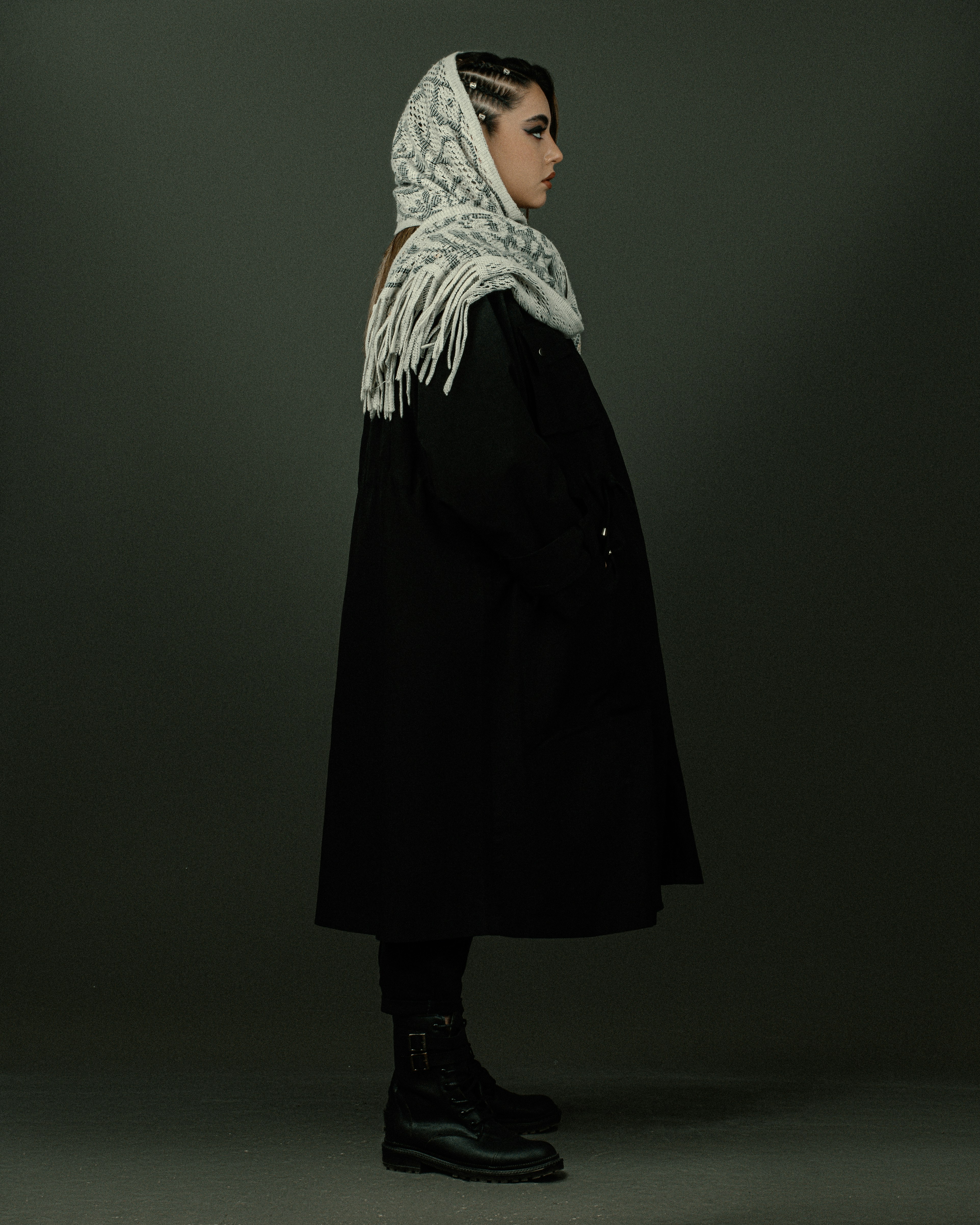 케이프처럼 걸친 코트/스카프 스타일로 우아한 실루엣을 만든 이미지