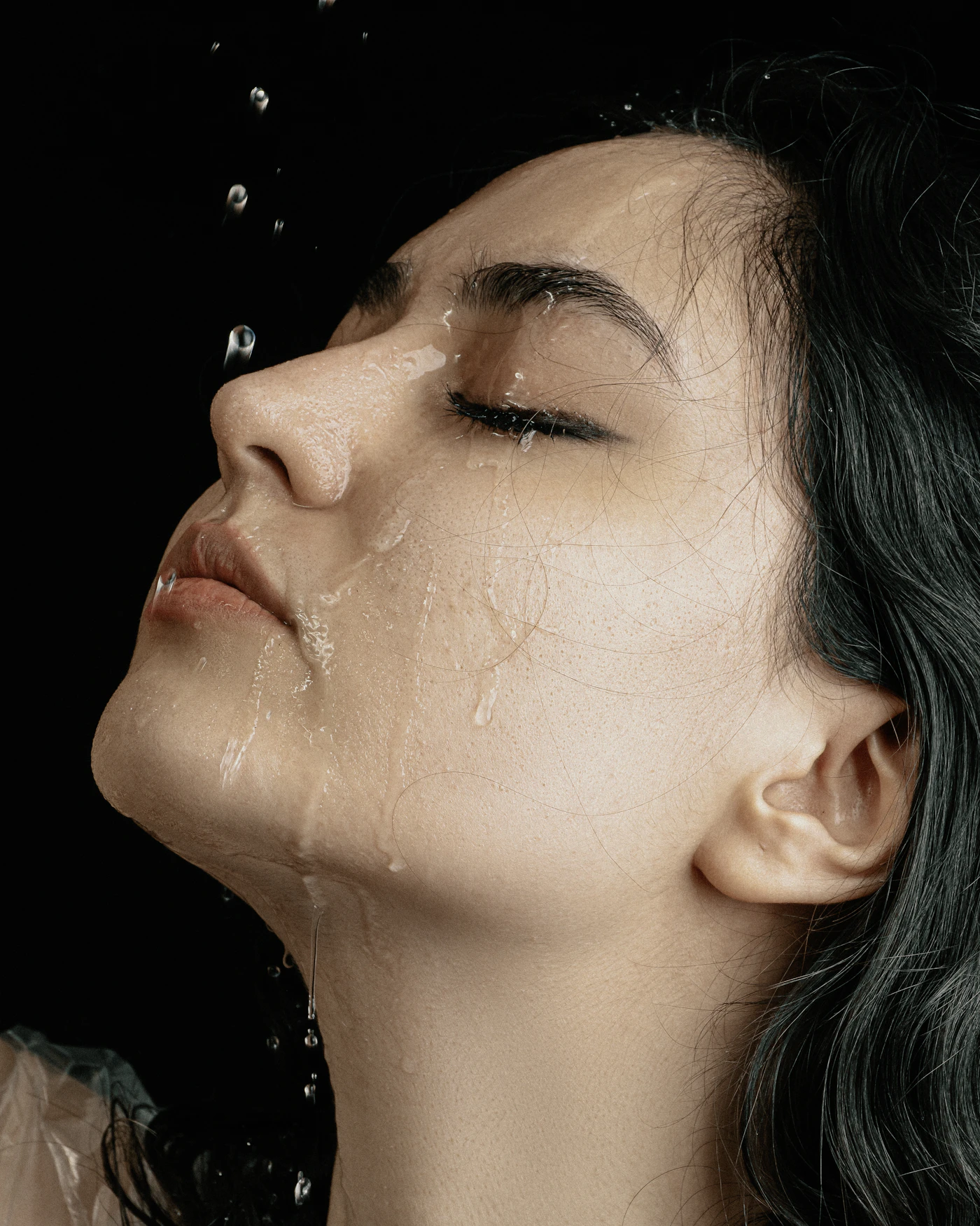 Piel hidratada con gotas de agua limpia