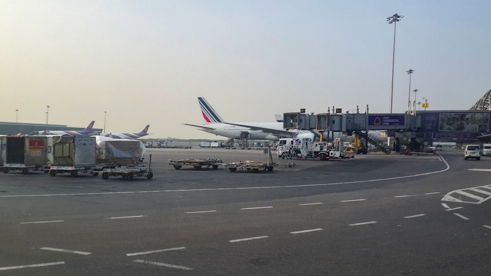 Un gran avión de pasajeros sentado en la parte superior de la pista de un aeropuerto