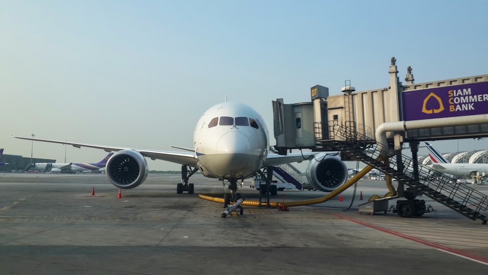 Ein großes Flugzeug sitzt auf dem Rollfeld eines Flughafens