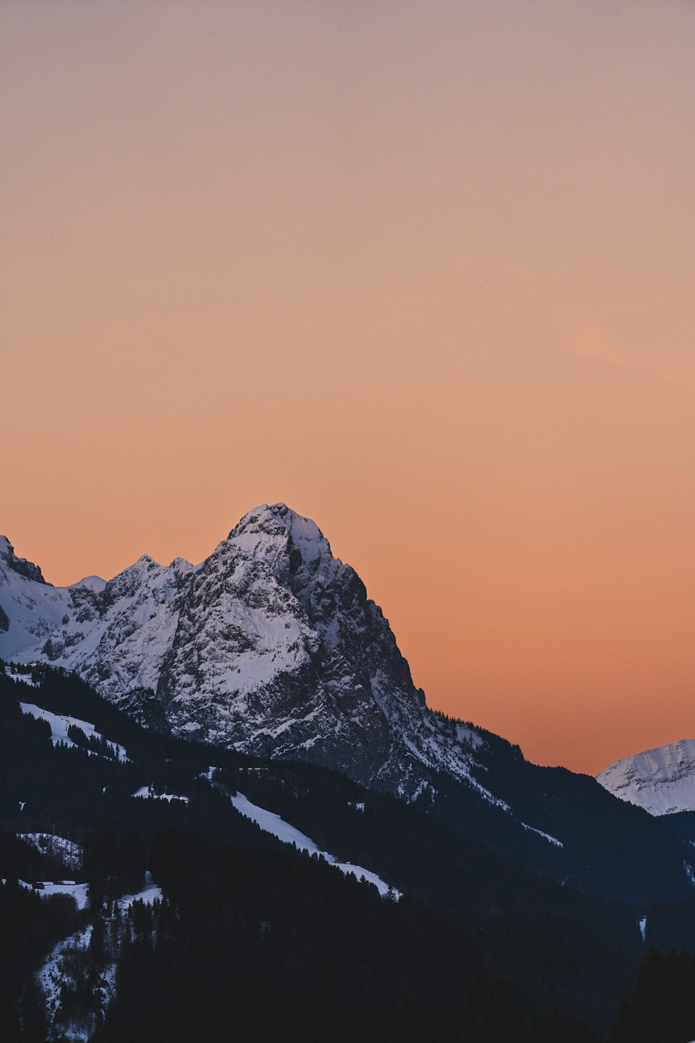 Una vista di una catena montuosa al tramonto