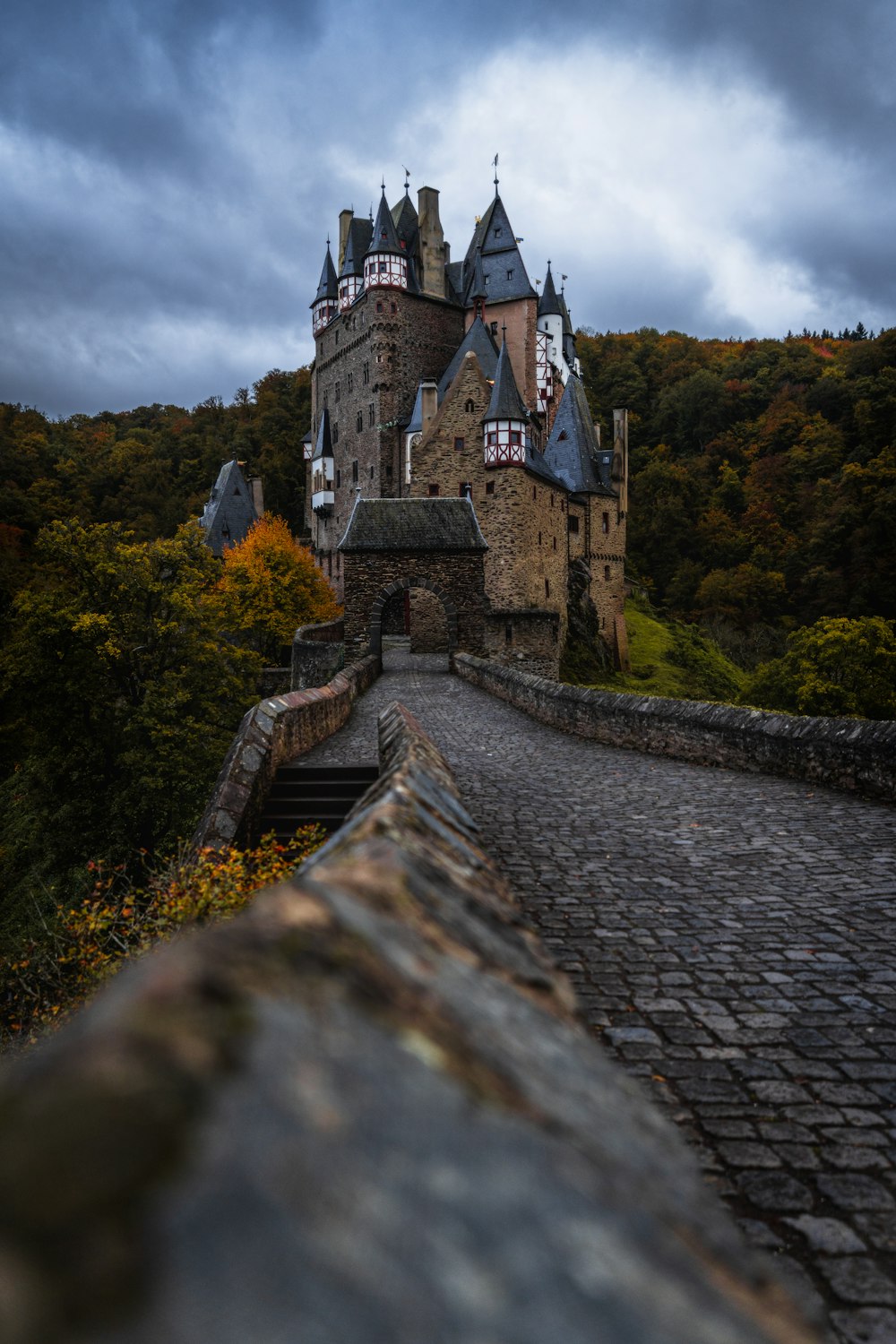 un château avec un chemin de ronde qui y mène