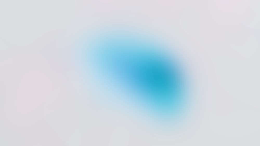 une image floue d’un cercle bleu sur fond blanc