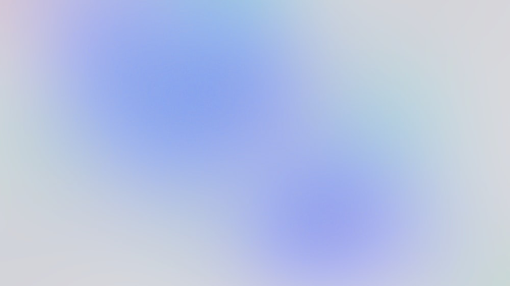 ein verschwommenes Bild mit blau-weißem Hintergrund