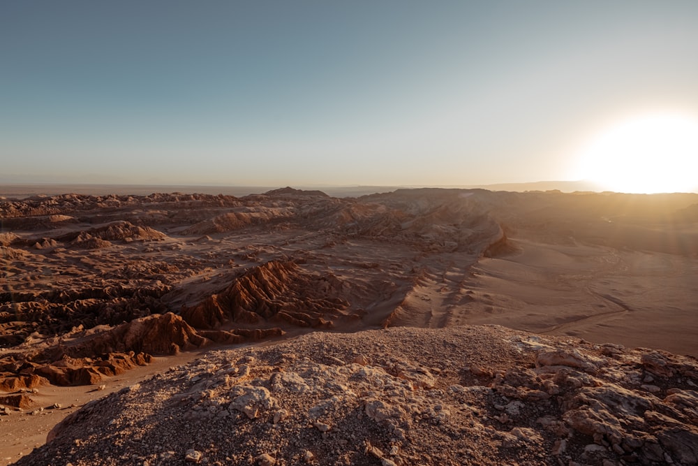 Die Sonne geht über einer Wüstenlandschaft unter