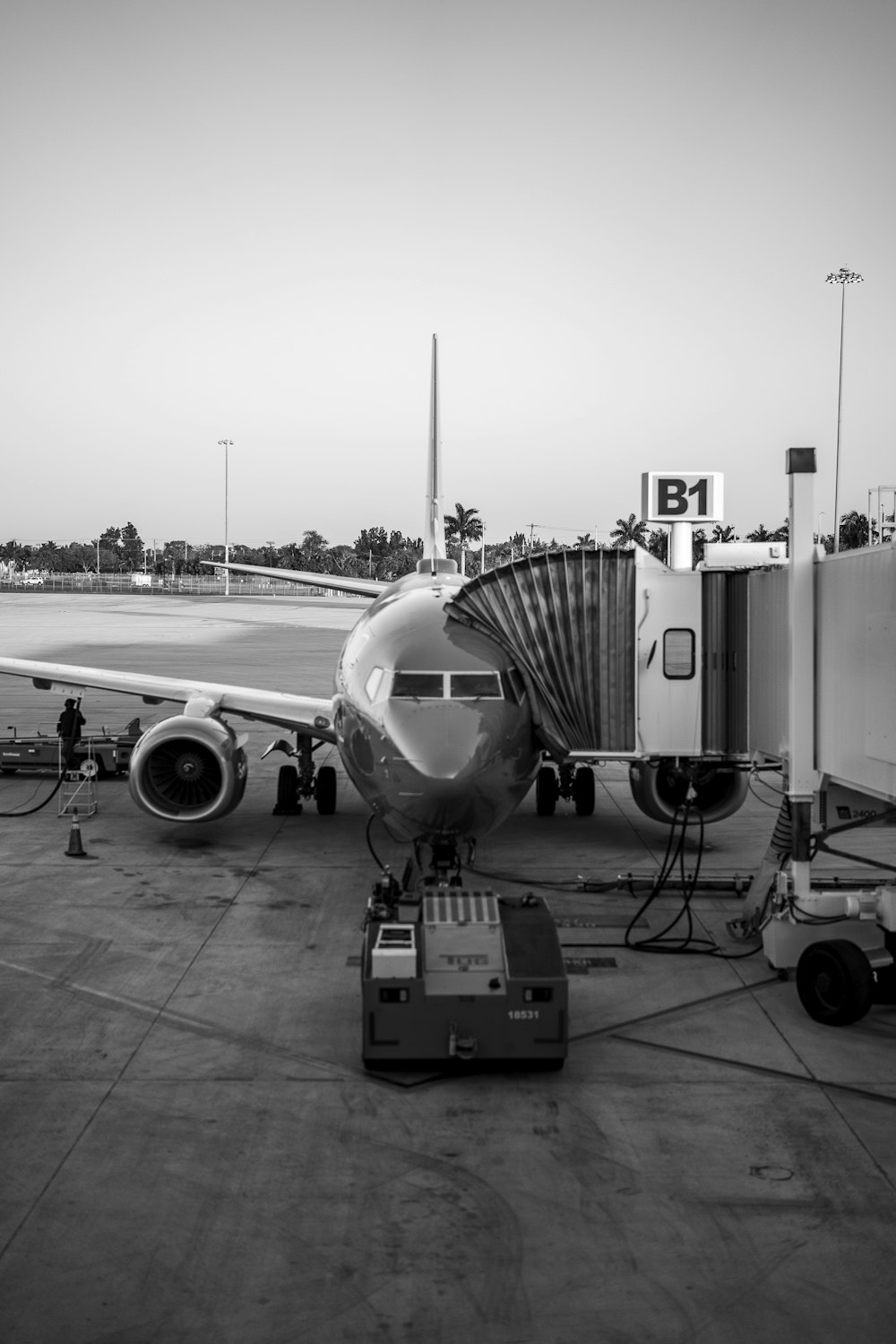 Un gran avión de pasajeros sentado en la parte superior de la pista de un aeropuerto