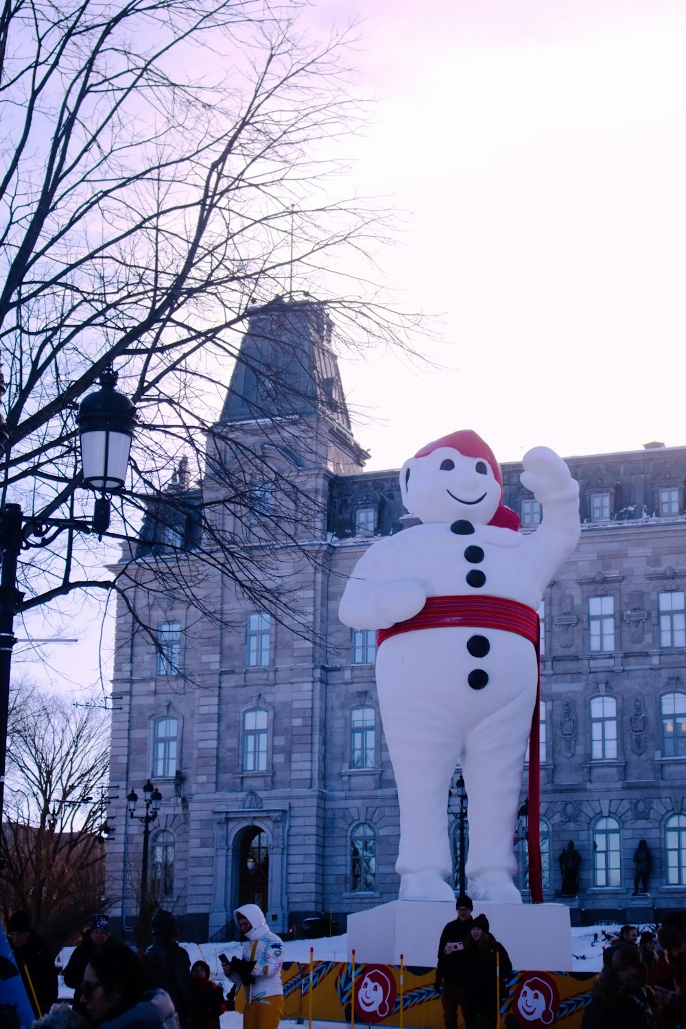 um grande boneco de neve inflável em frente a um edifício