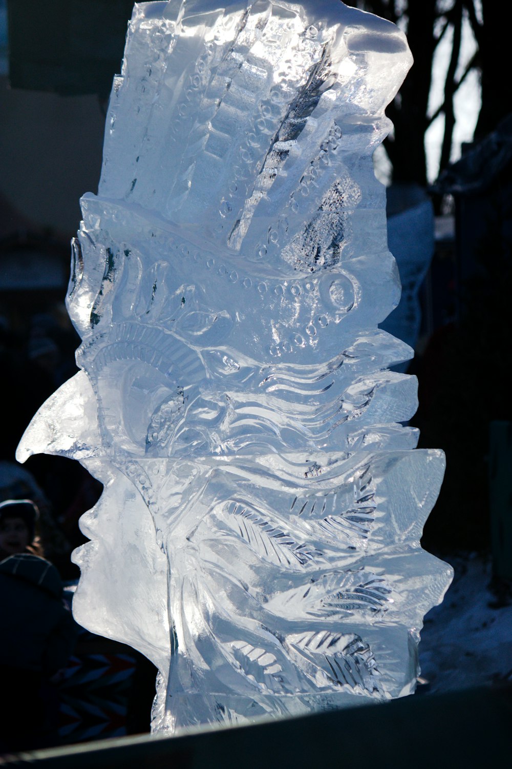 una grande scultura di ghiaccio raffigurante il volto di una donna