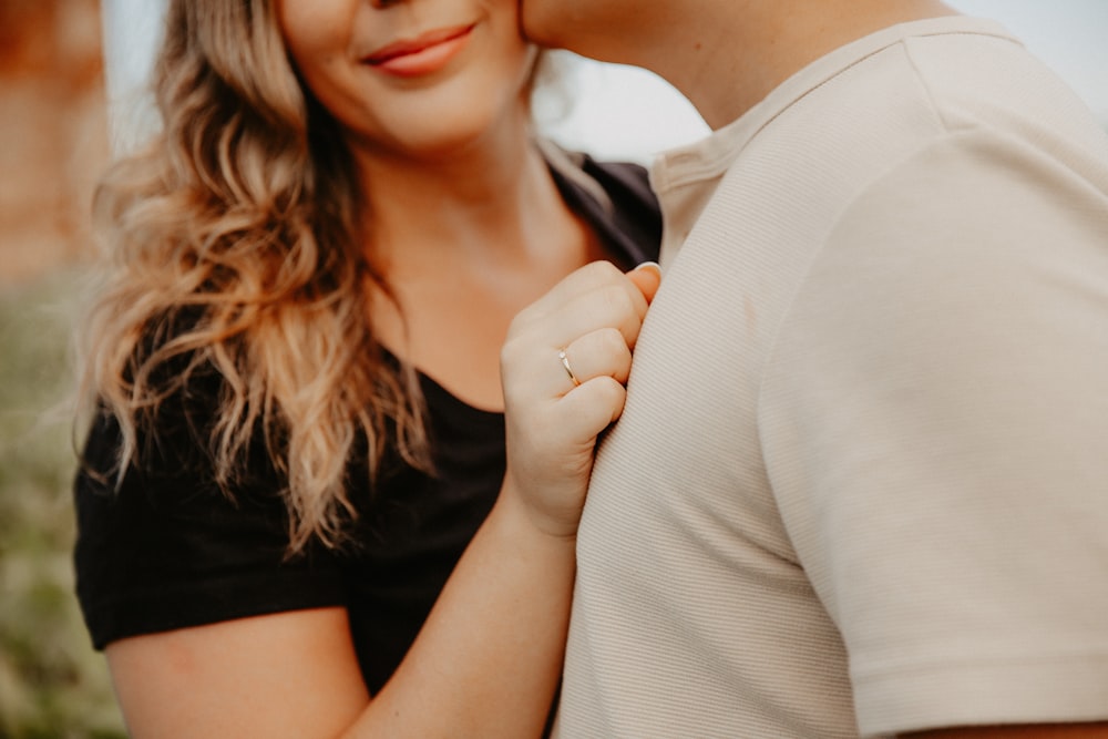 um homem e uma mulher de pé um ao lado do outro