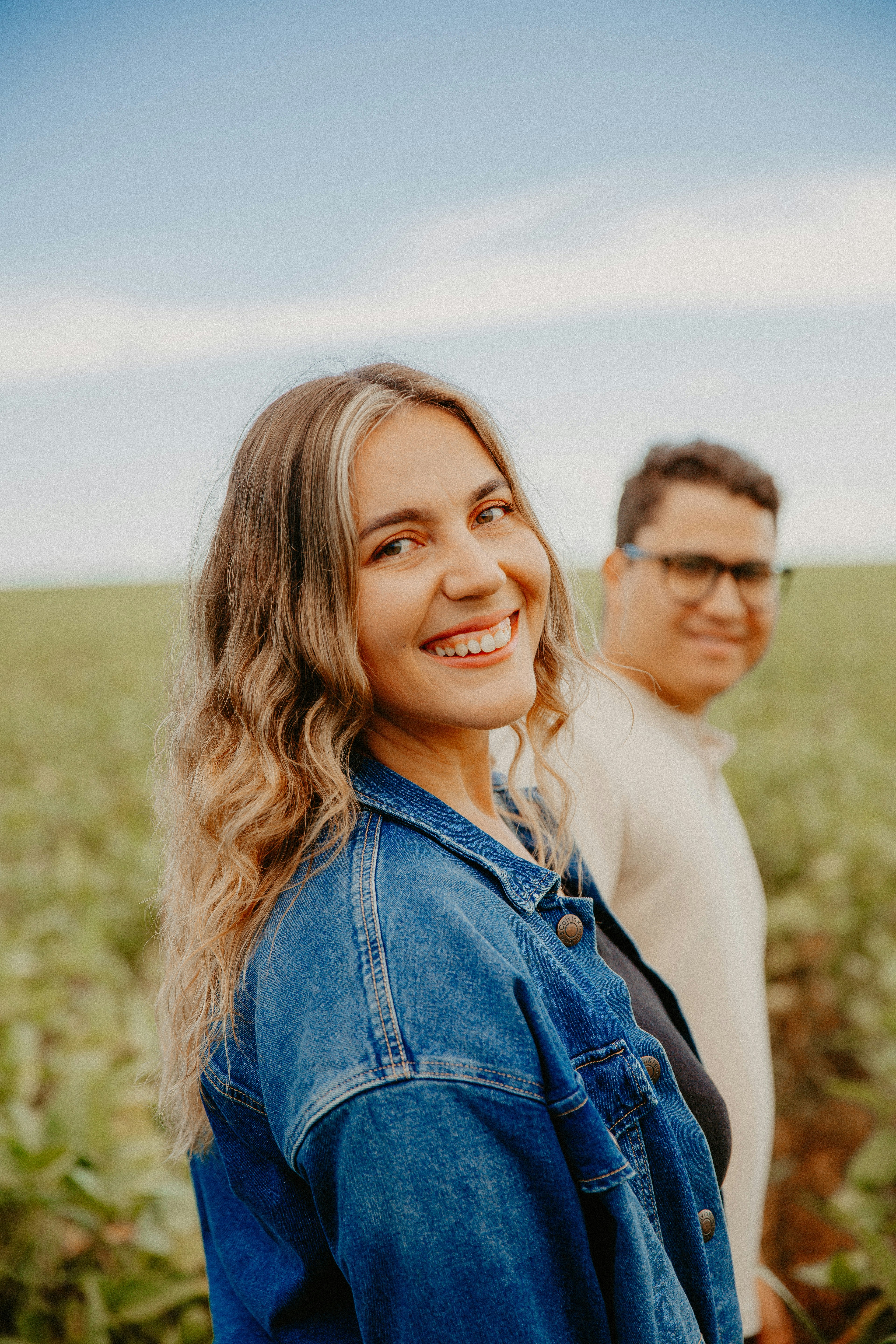 A man and a woman standing in a field photo – Free Woman Image on Unsplash