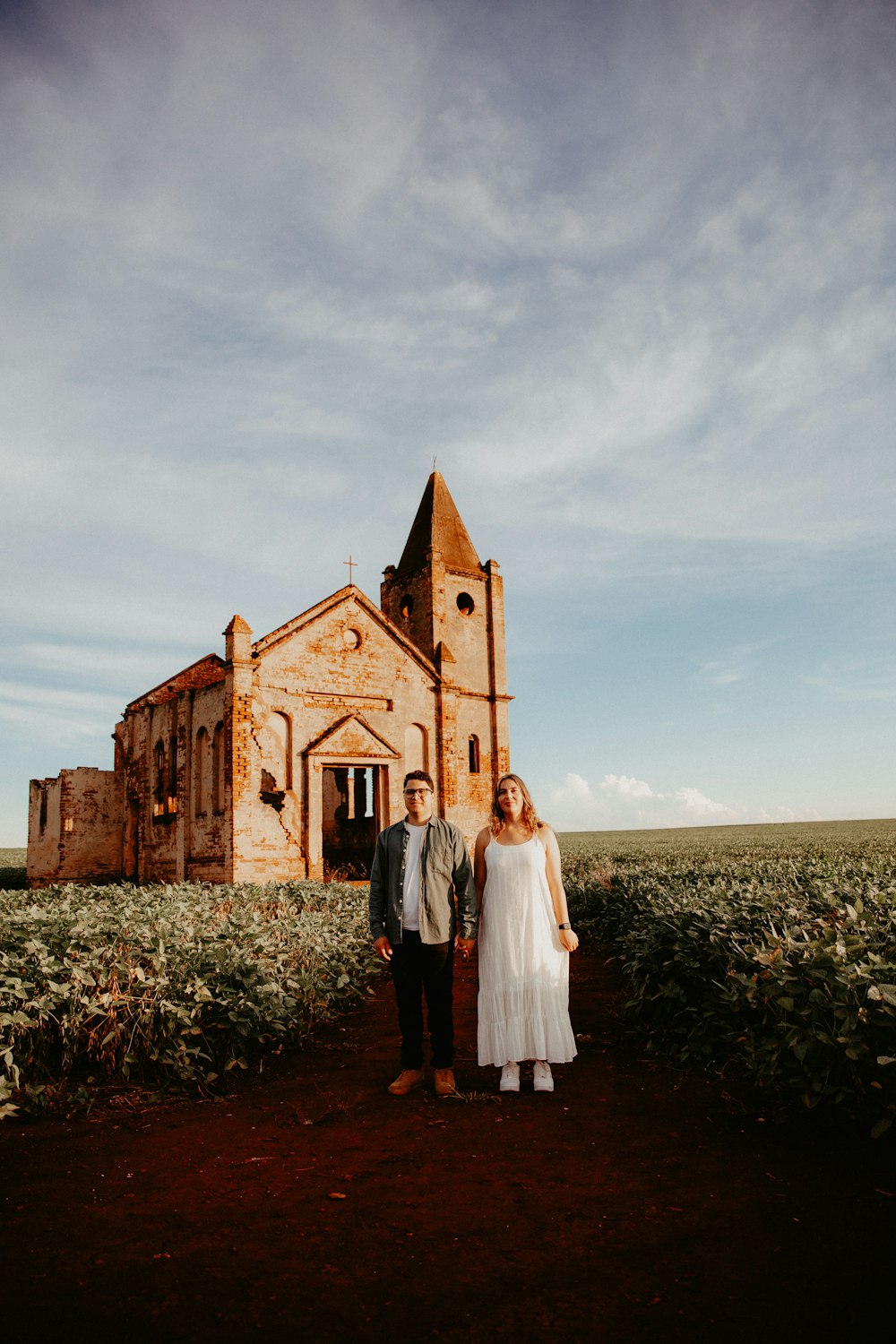 Un hombre y una mujer de pie frente a una iglesia
