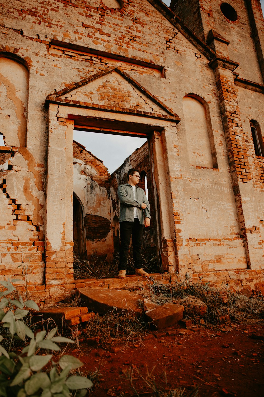 Ein Mann steht in einer Tür eines alten Gebäudes