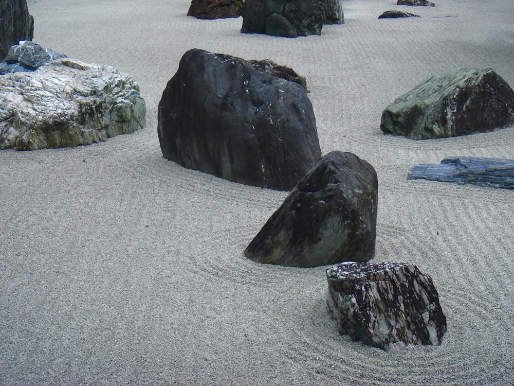 Pedras e areia em um jardim de rocha em uma praia