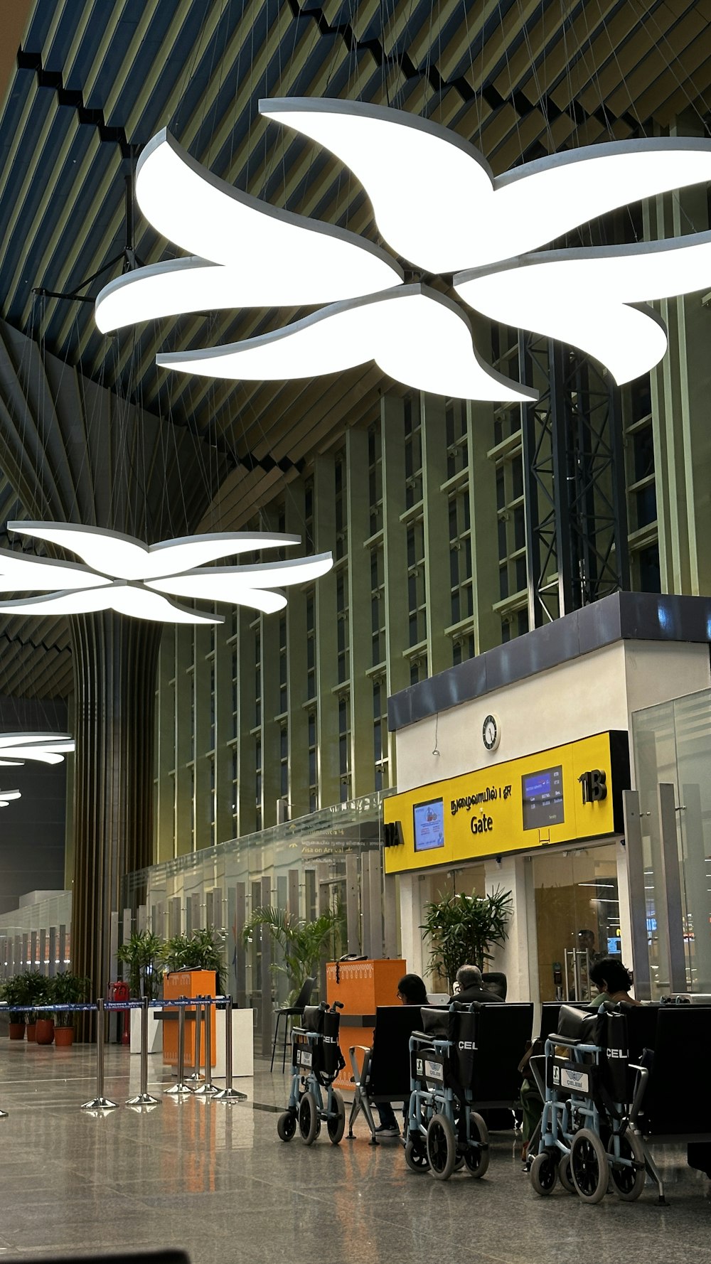 eine Flughafenlobby mit einer Reihe von Lichtern, die von der Decke hängen