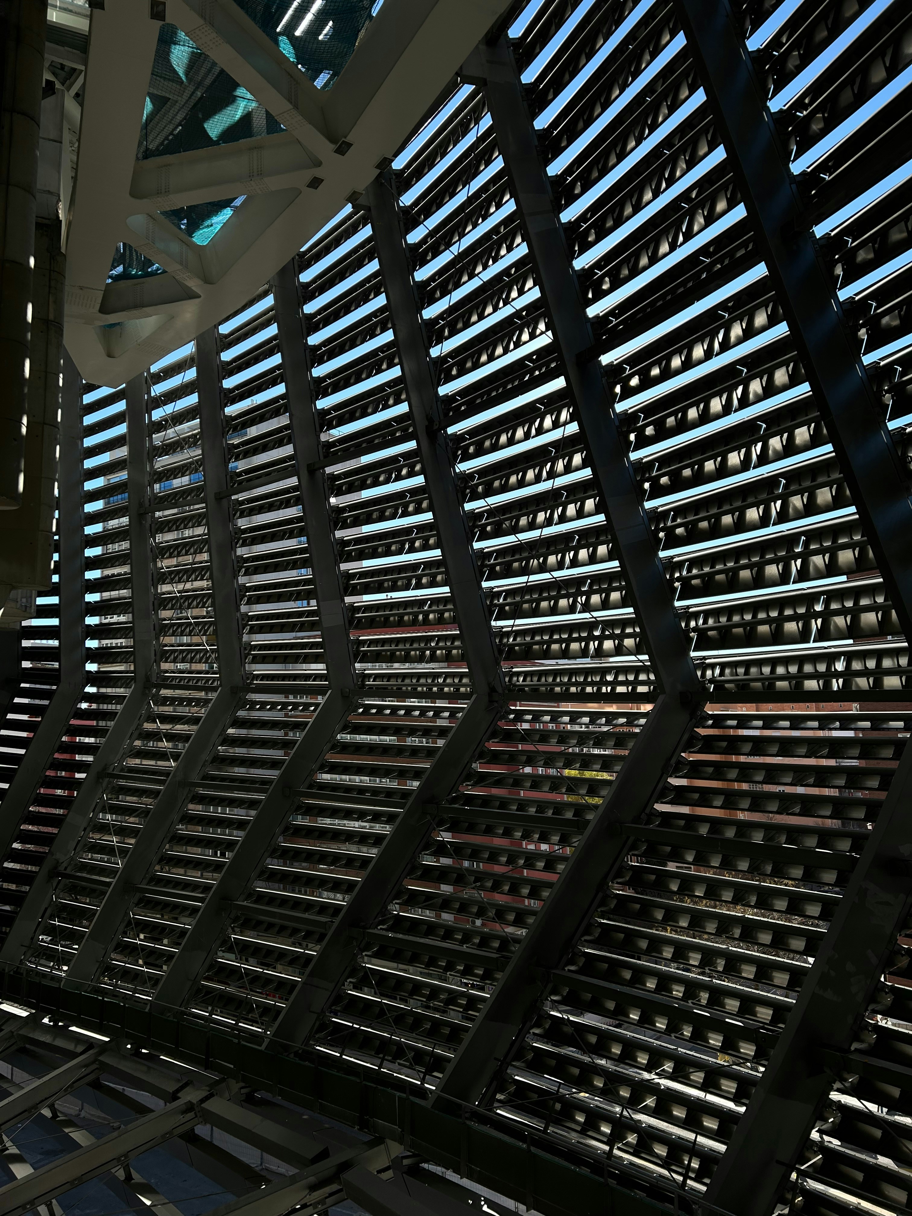 Un très grand bâtiment avec beaucoup de fenêtres