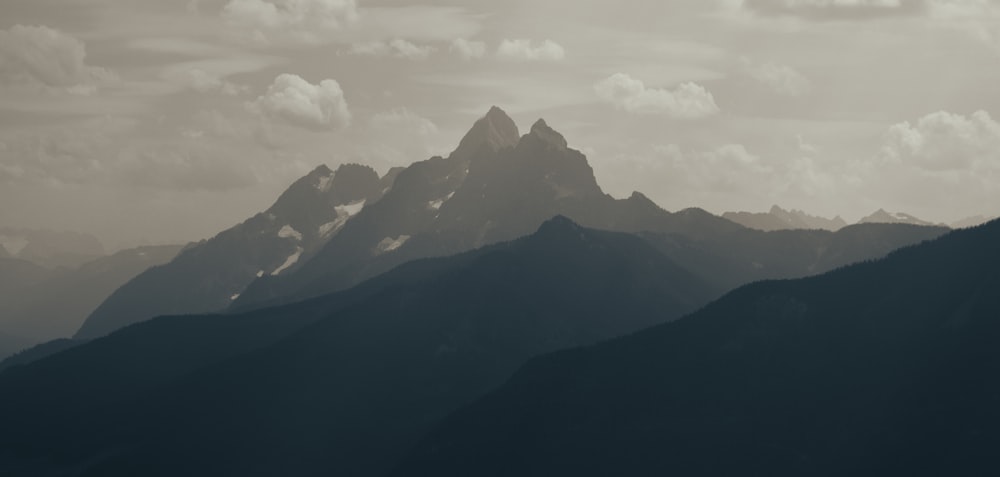 Una foto in bianco e nero di una catena montuosa