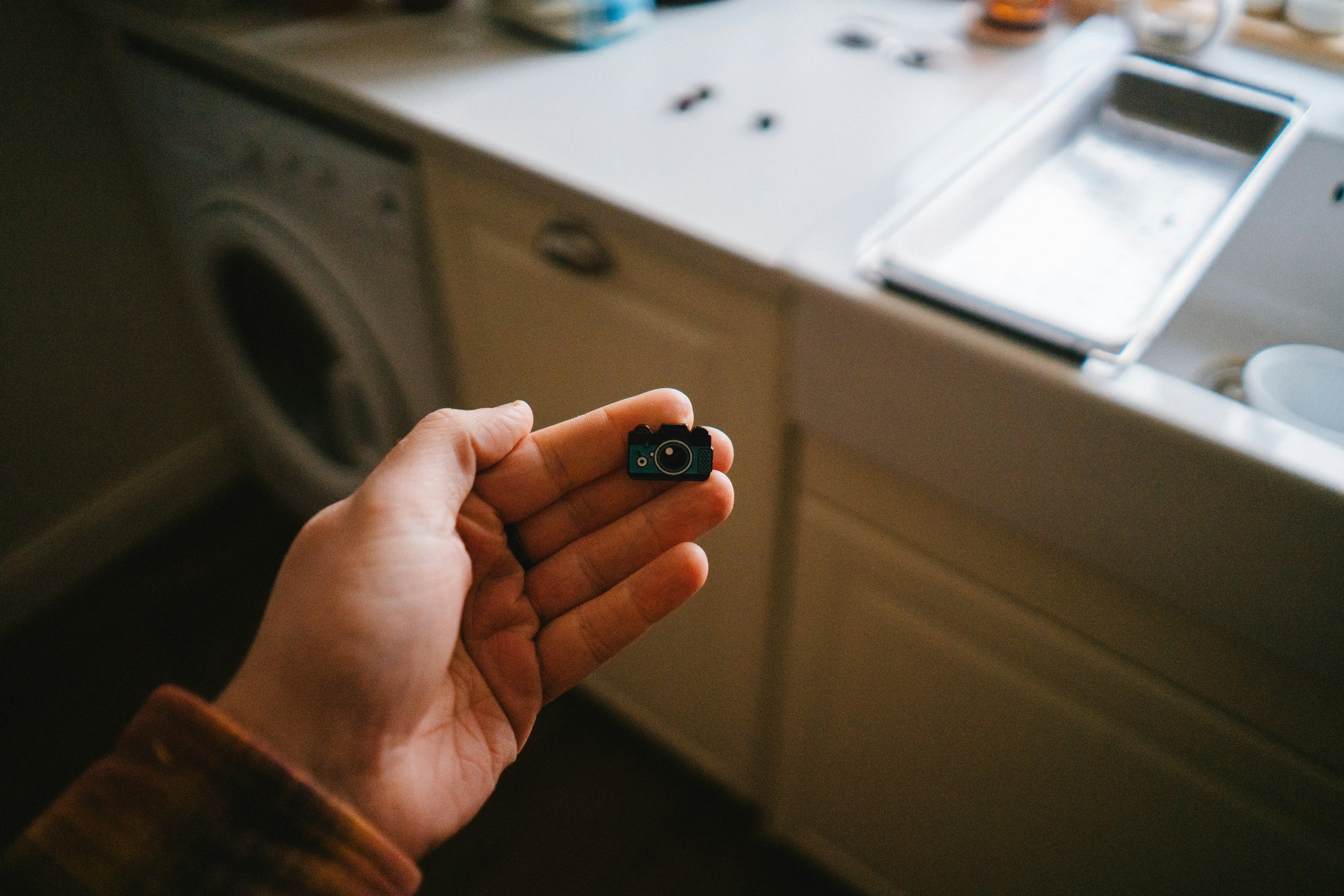 eine Person, die einen kleinen Gegenstand in der Hand hält