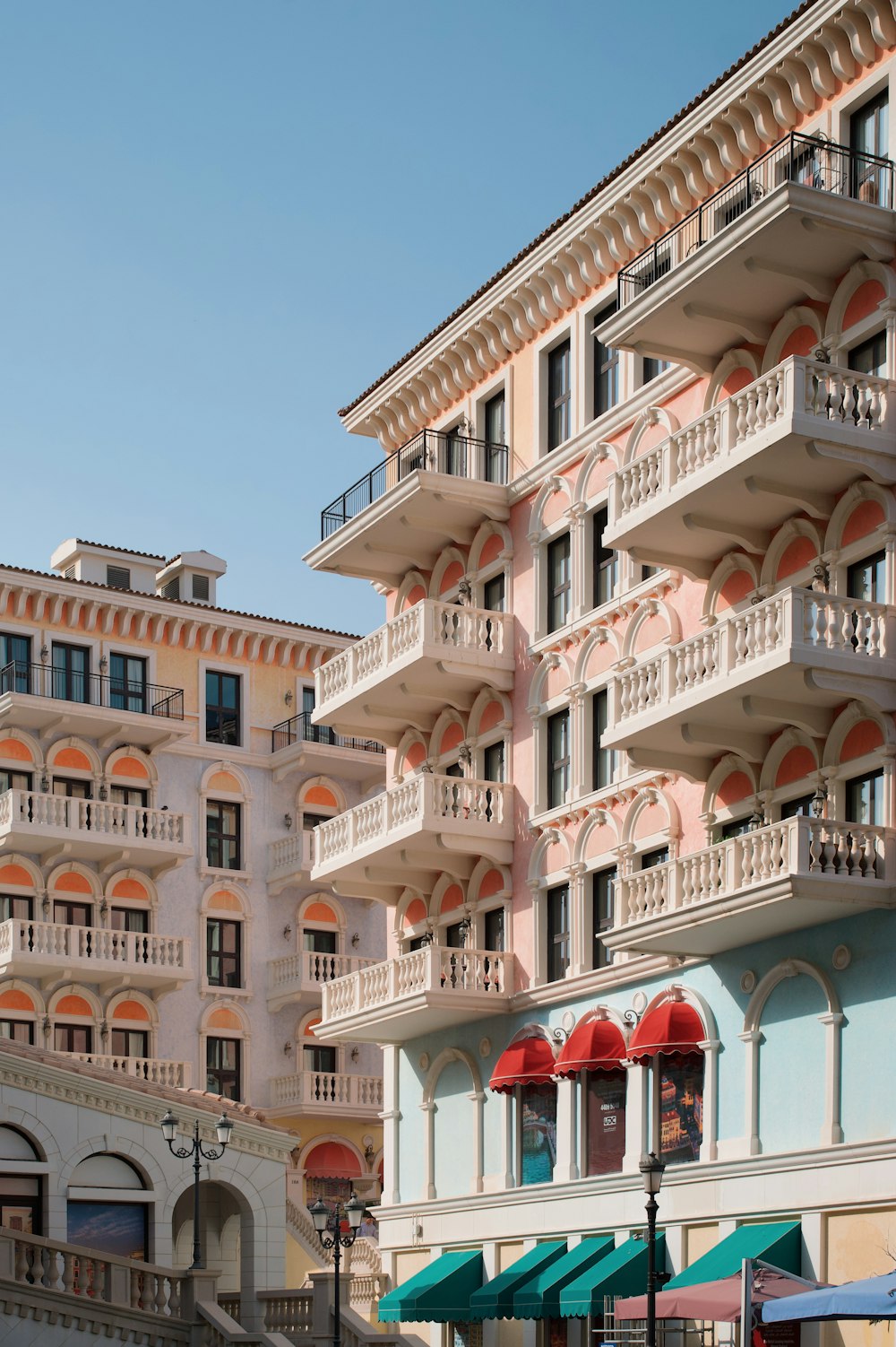 un bâtiment avec des balcons et une horloge sur le côté