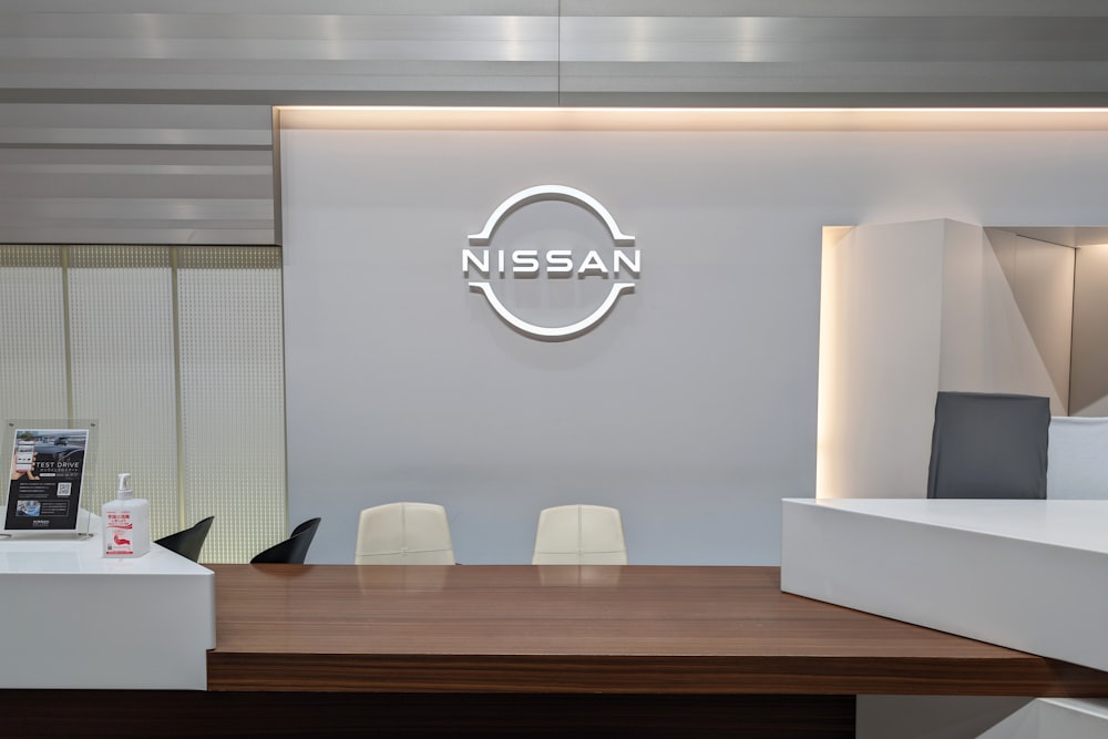 Uma sala de conferências com um logótipo Nissan na parede