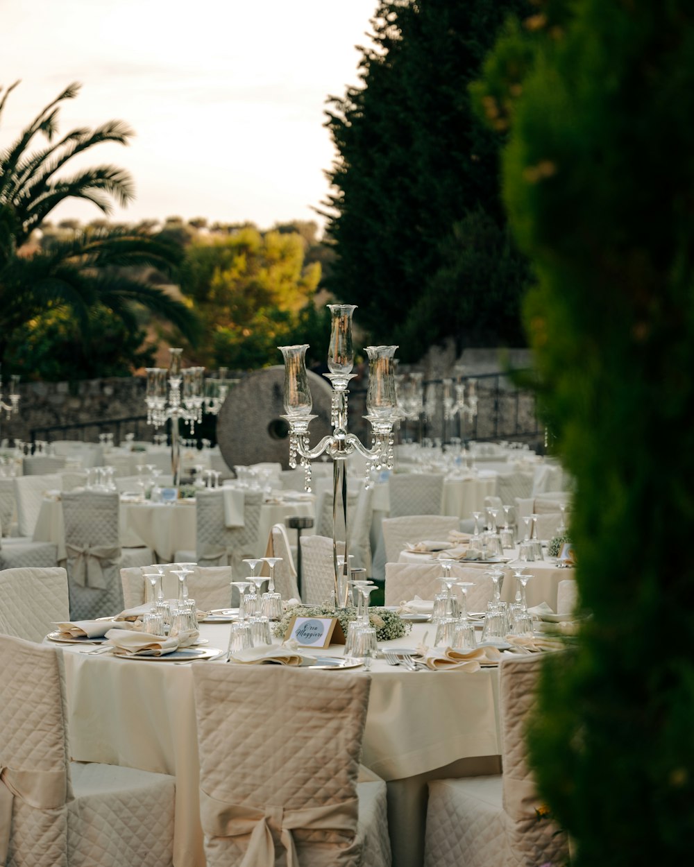 Una mesa preparada para un evento formal