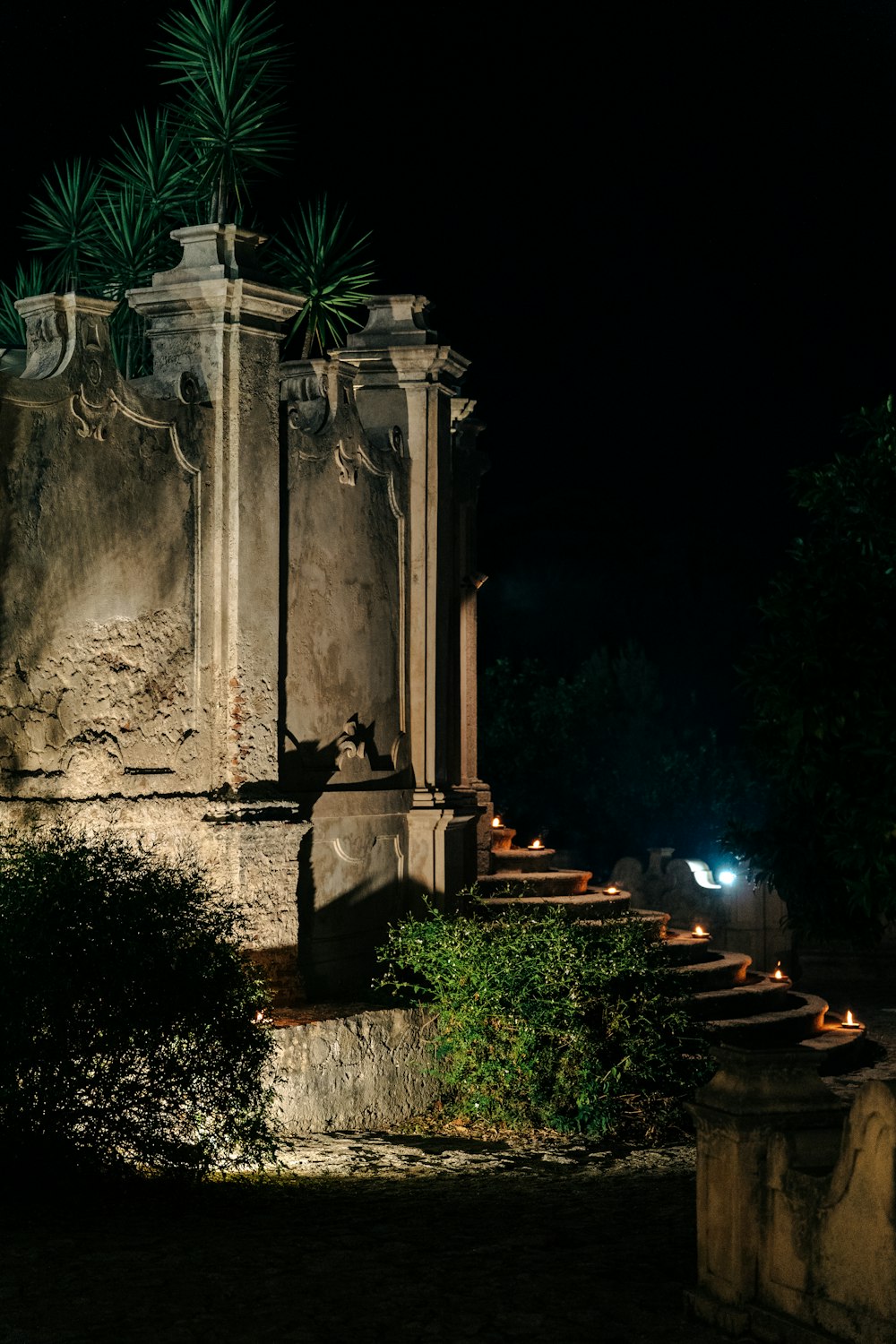 una estructura de piedra con velas encendidas frente a ella