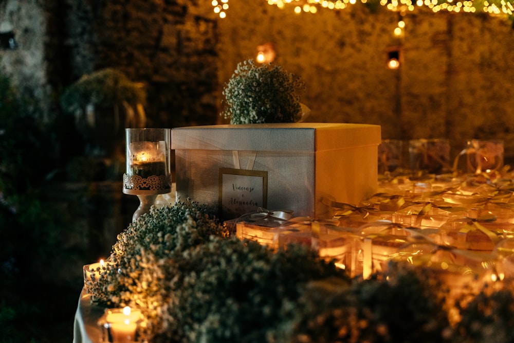una mesa cubierta con un jarrón lleno de flores y velas