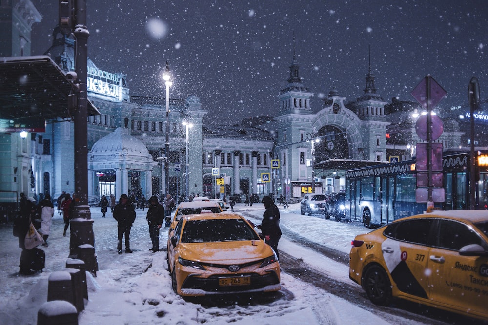 quelques voitures garées dans la neige