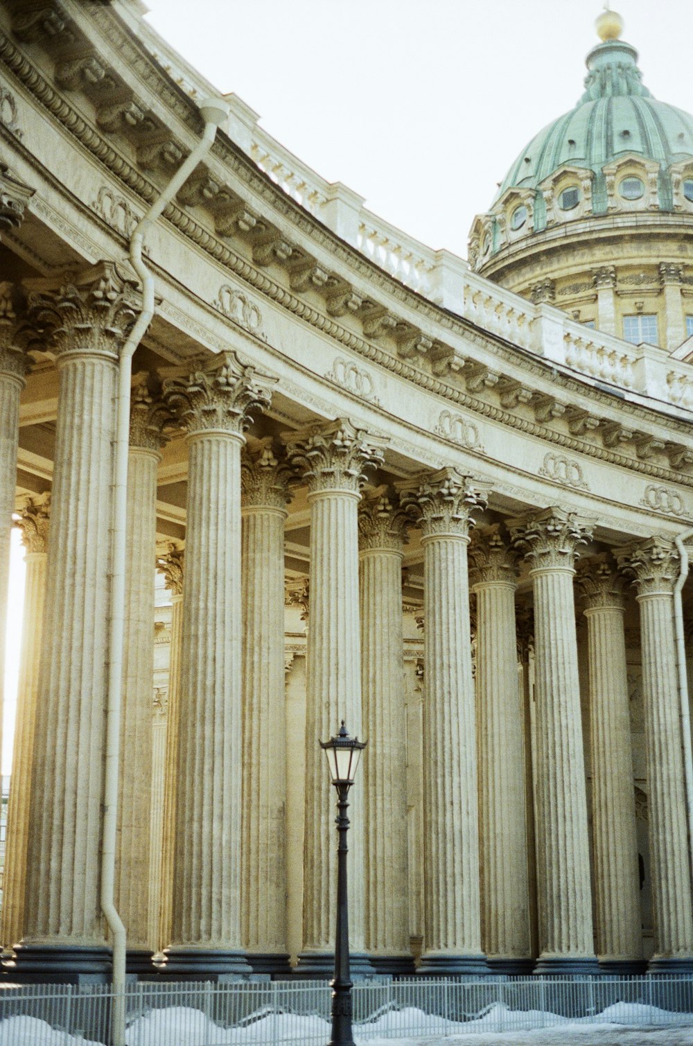 un gran edificio con columnas y una cúpula