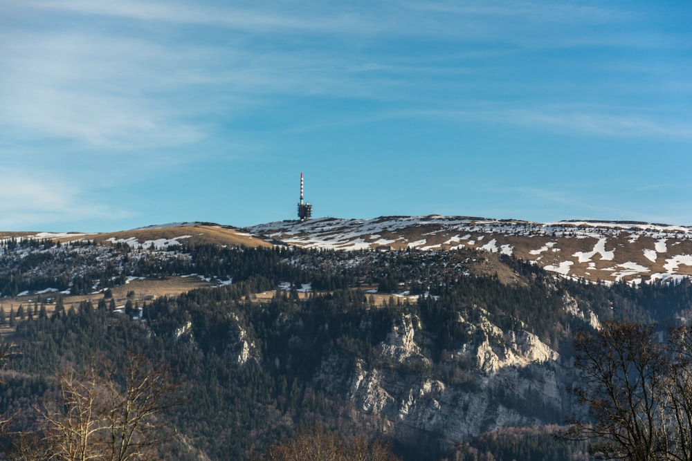 une montagne surmontée d’une tour de radio