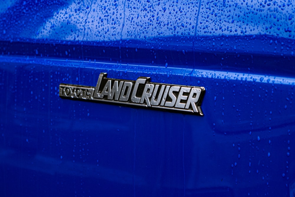 a close up of the emblem on a blue car