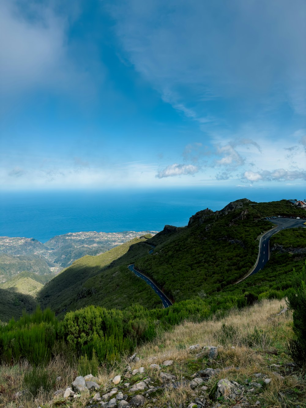 Una vista panoramica su una strada tortuosa tra le montagne