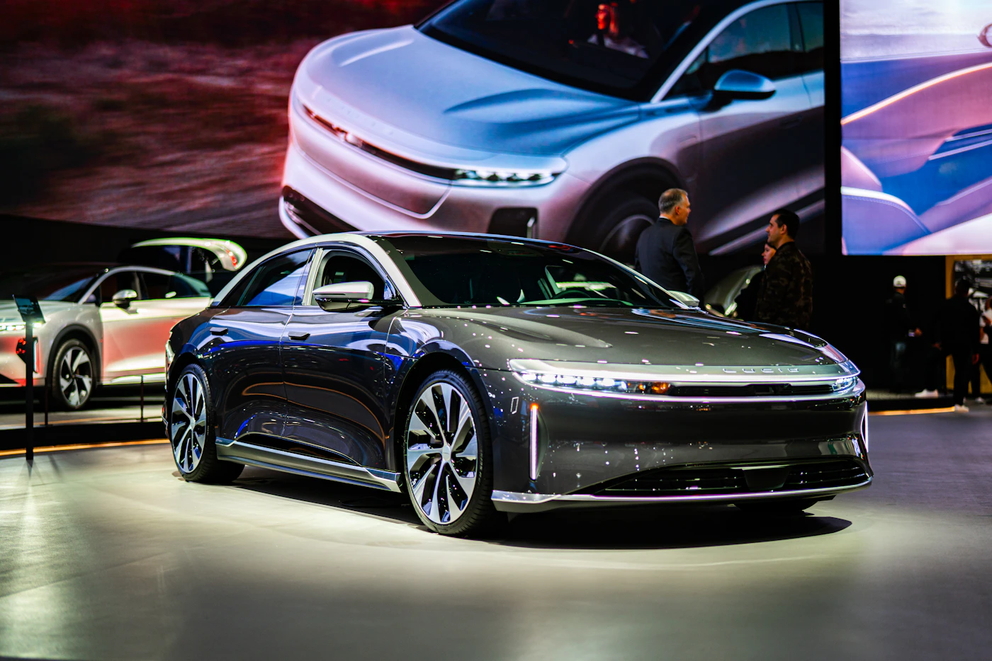 Voiture premium exposée sur un salon automobile
