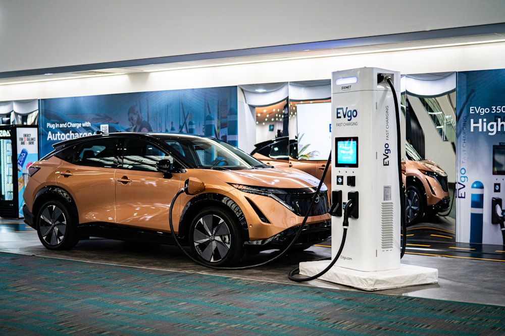 充電ステーションに接続された電気自動車