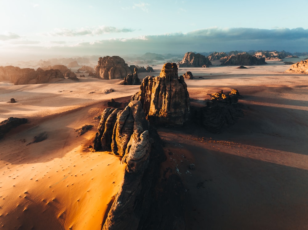 Un paysage désertique avec des rochers et du sable