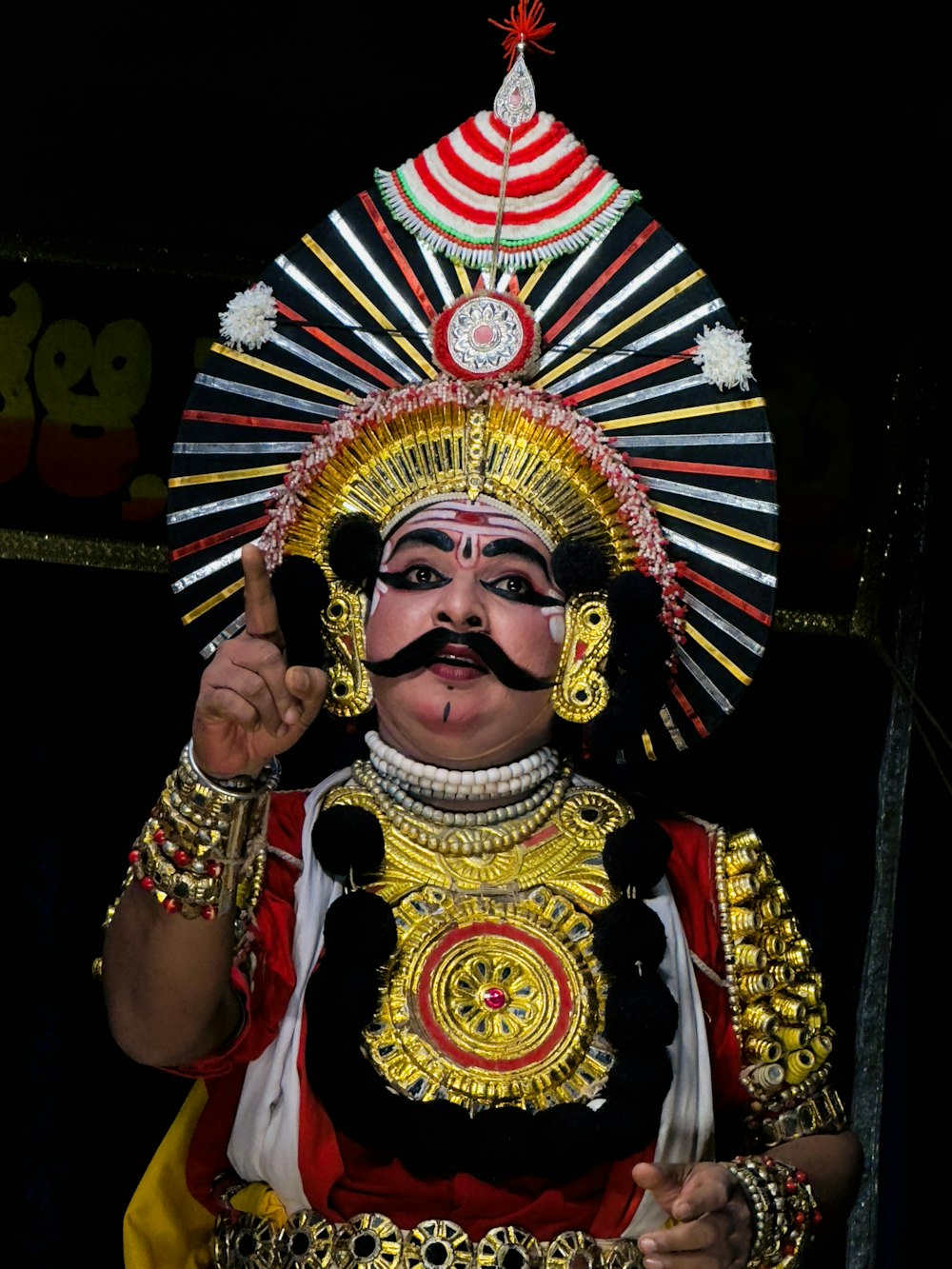Ein Mann in einem Kostüm mit einem Schnurrbart im Gesicht